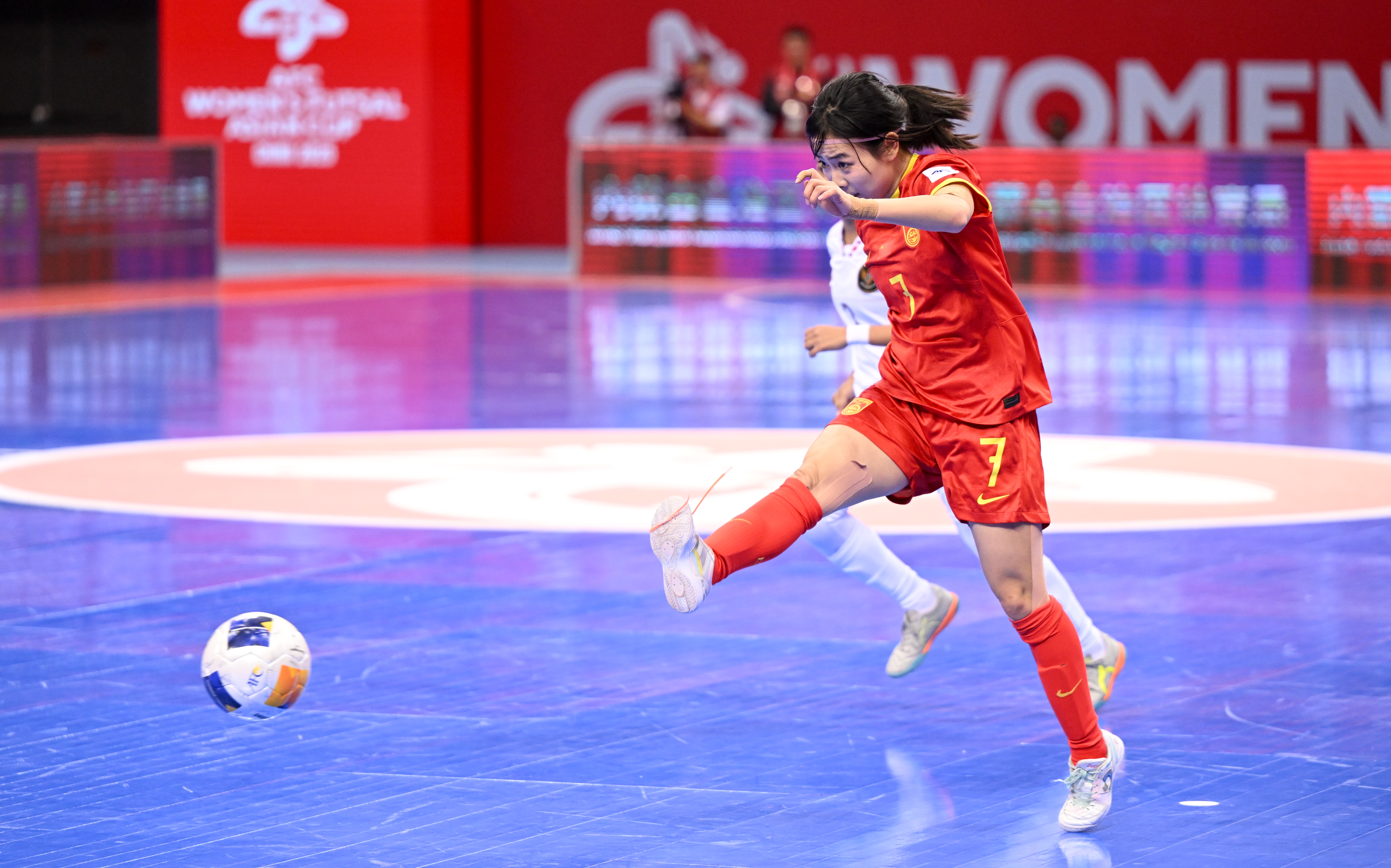 星空体育app下载-包含足球比赛中，女队伍展现团结力量角逐奖杯的词条