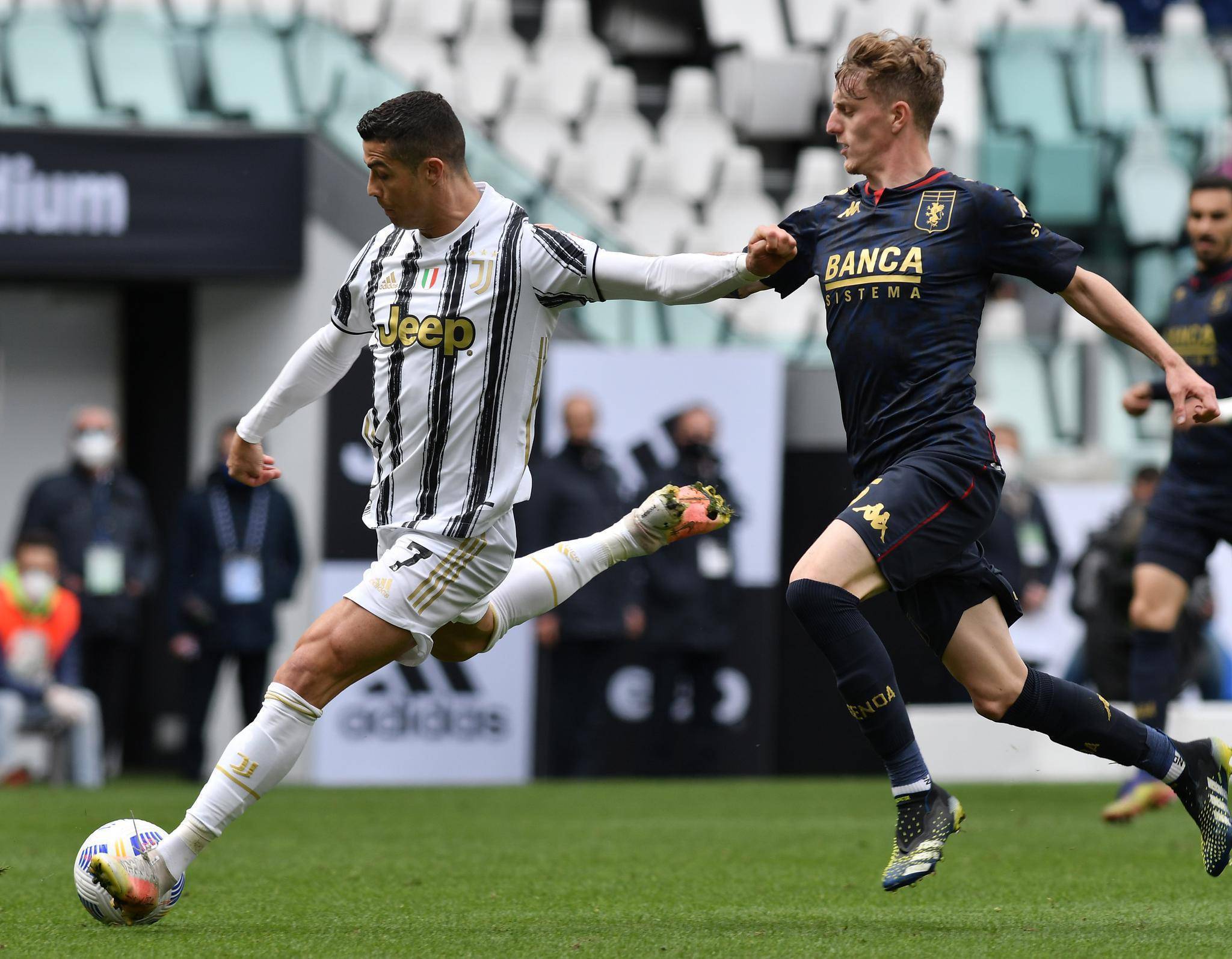 尤文图斯中场组织稳定掌控比赛