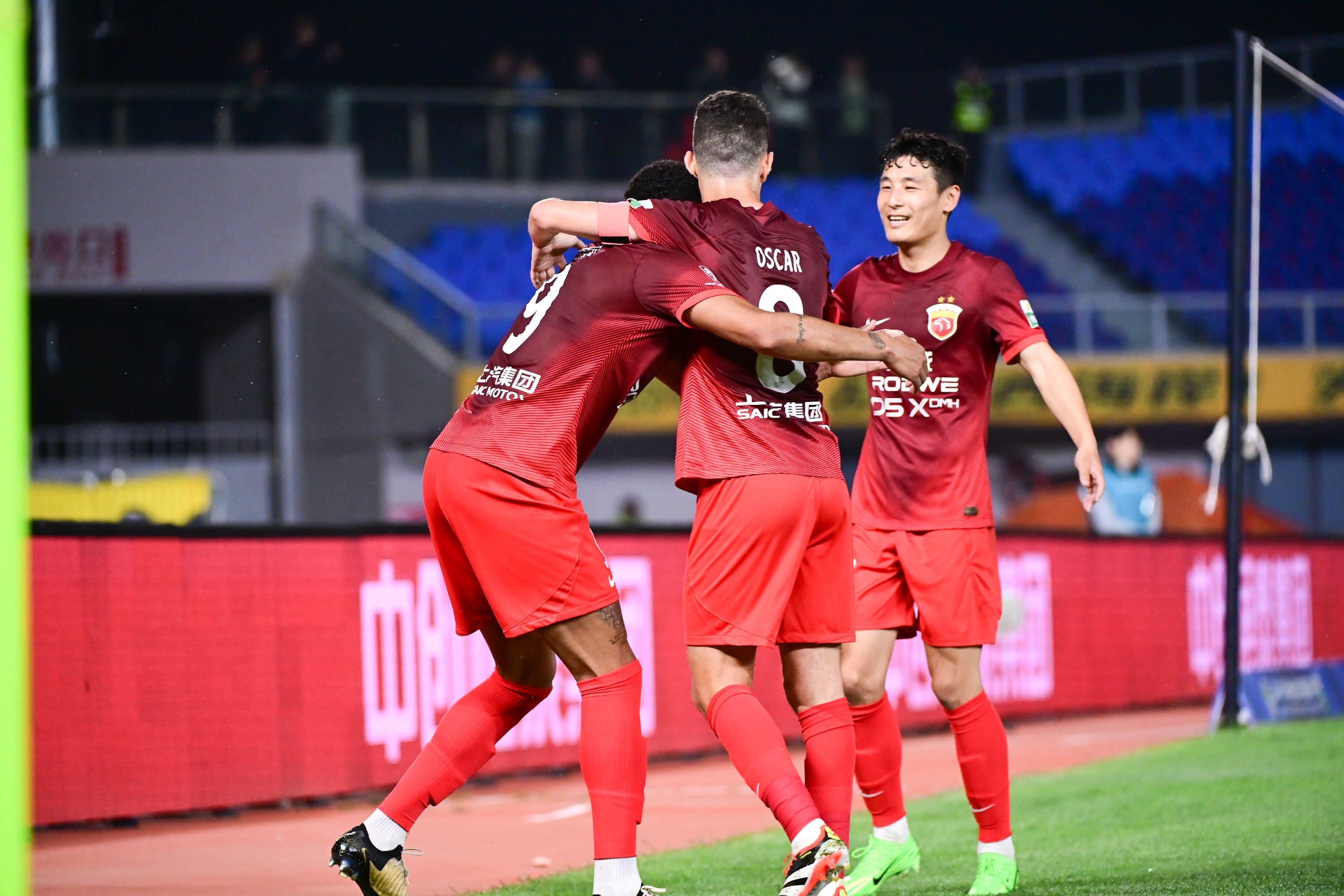 重要比赛中球队表现全力出击，火爆场面