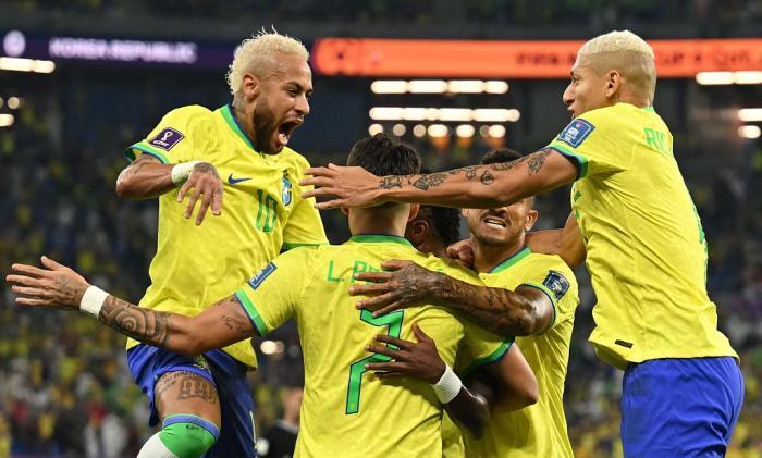 包含足球世界杯热门队伍名单曝光，球迷期待精彩对决的词条