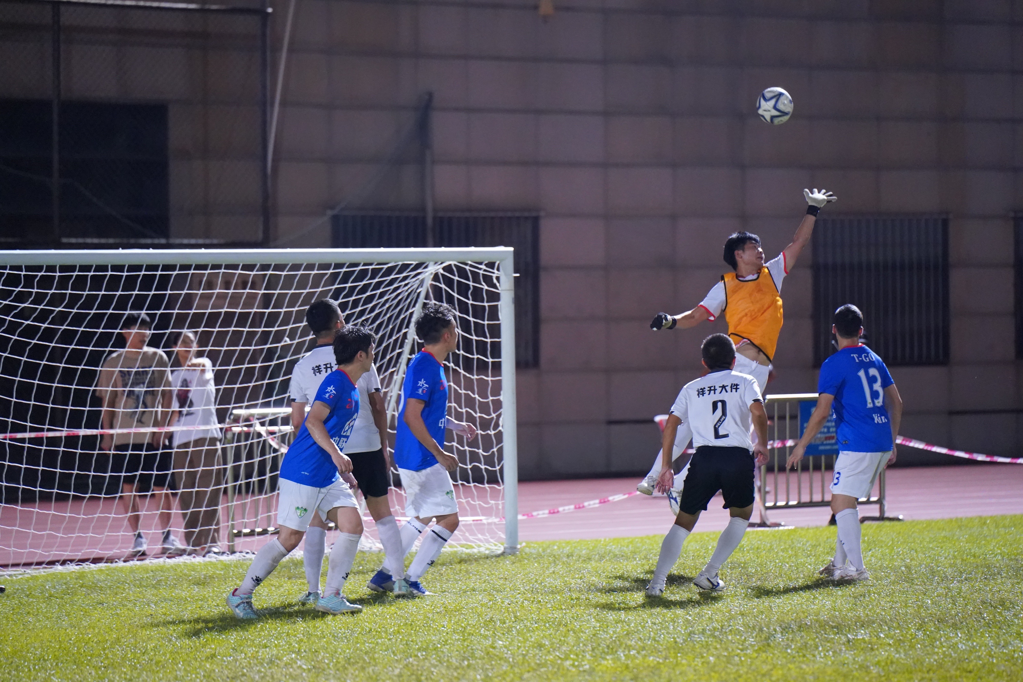 星空体育app下载-足球赛场上发生了激动人心的一幕