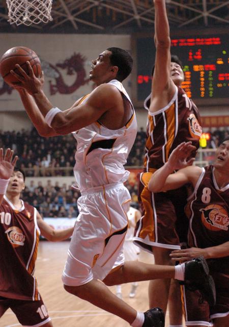 云南队在客场比赛中突破重围获胜