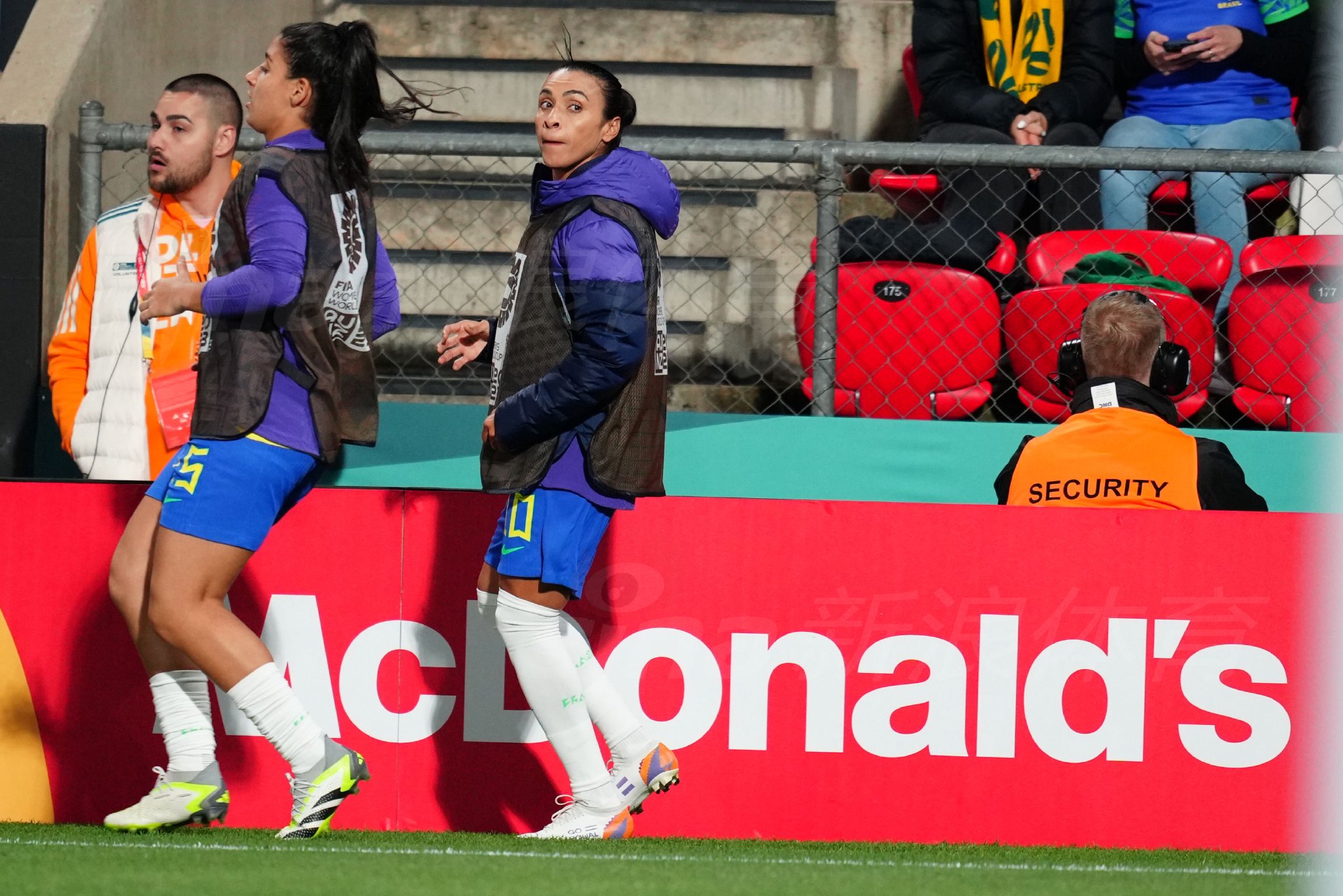 包含巴拿马女足备战南美杯，力求突破的词条