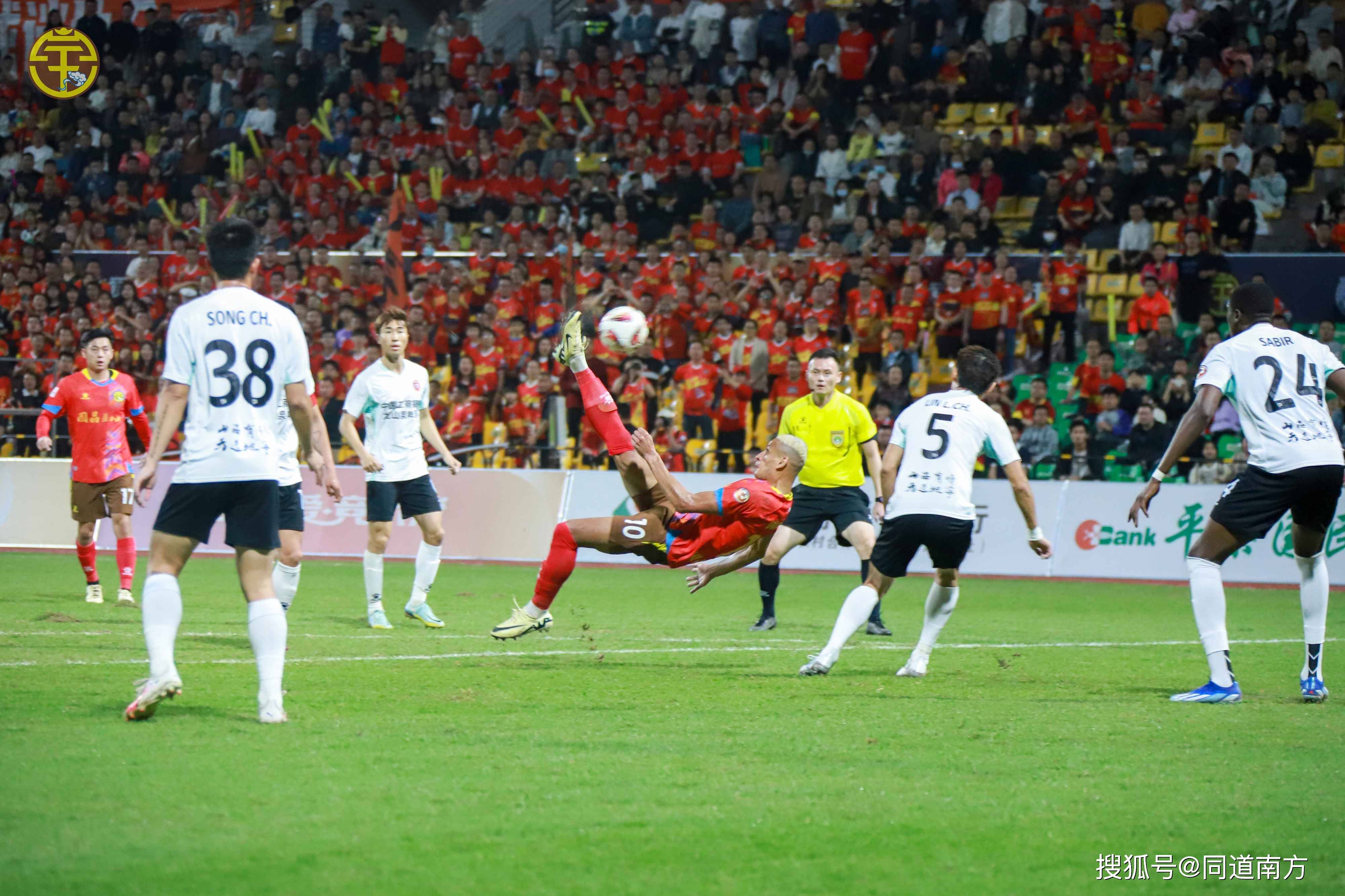 星空体育登录入口-足球联赛的紧张气氛吸引了全球观众的目光