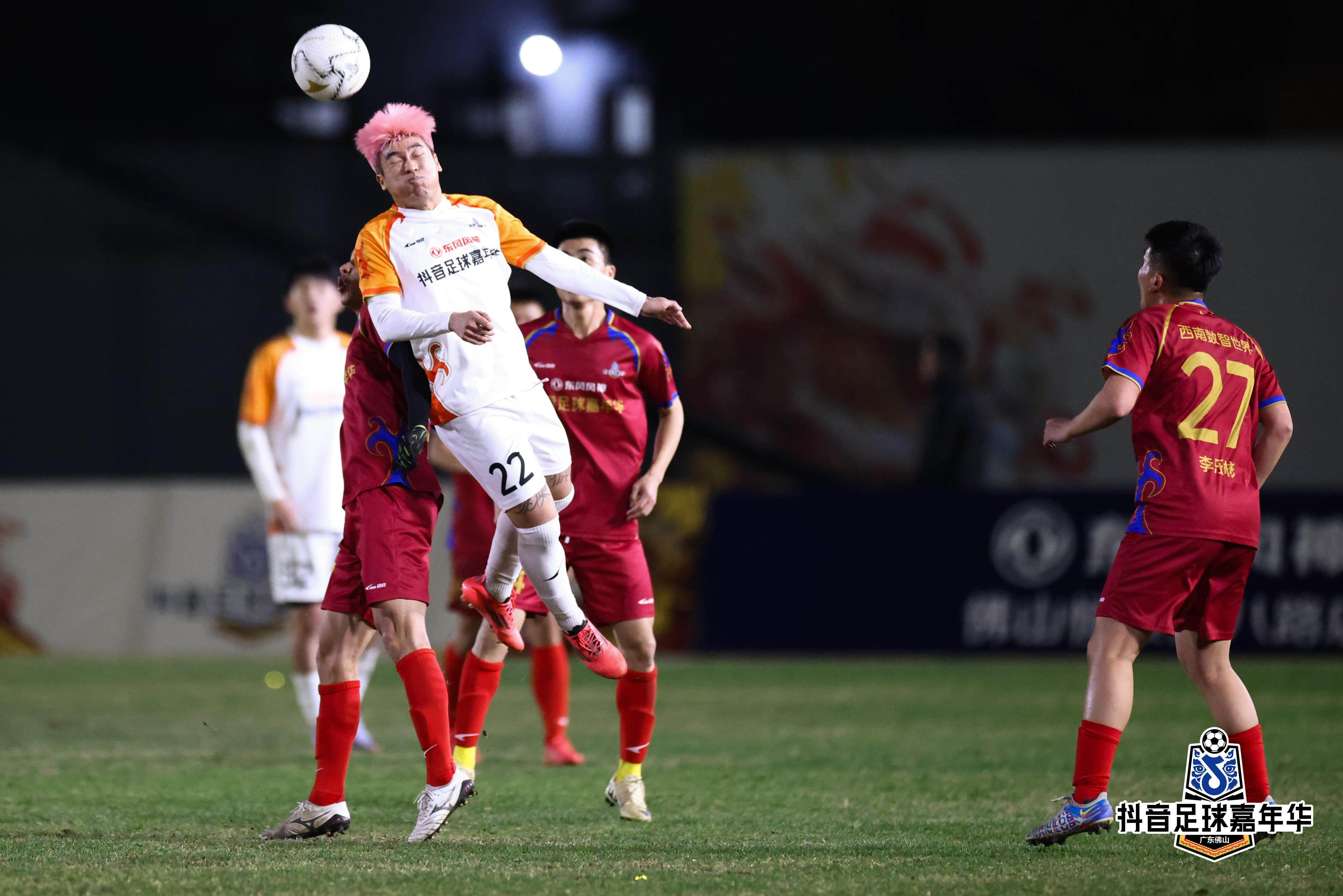 足球联赛的紧张气氛吸引了全球观众的目光