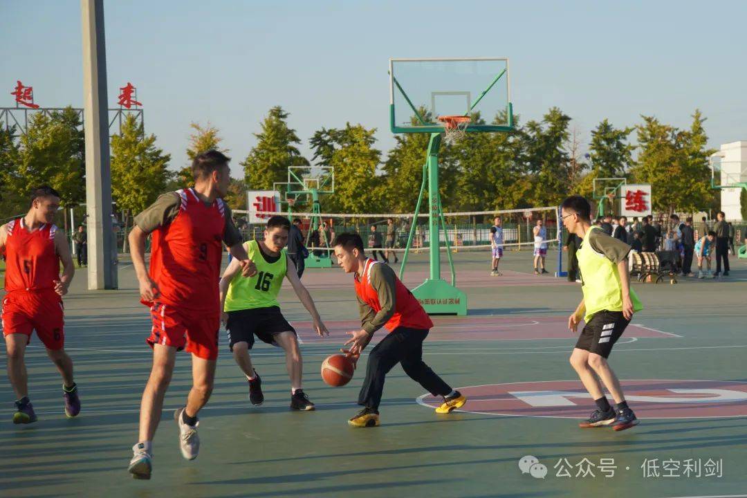 星空体育app-激烈比赛后球员尽显风采，精彩瞬间回放