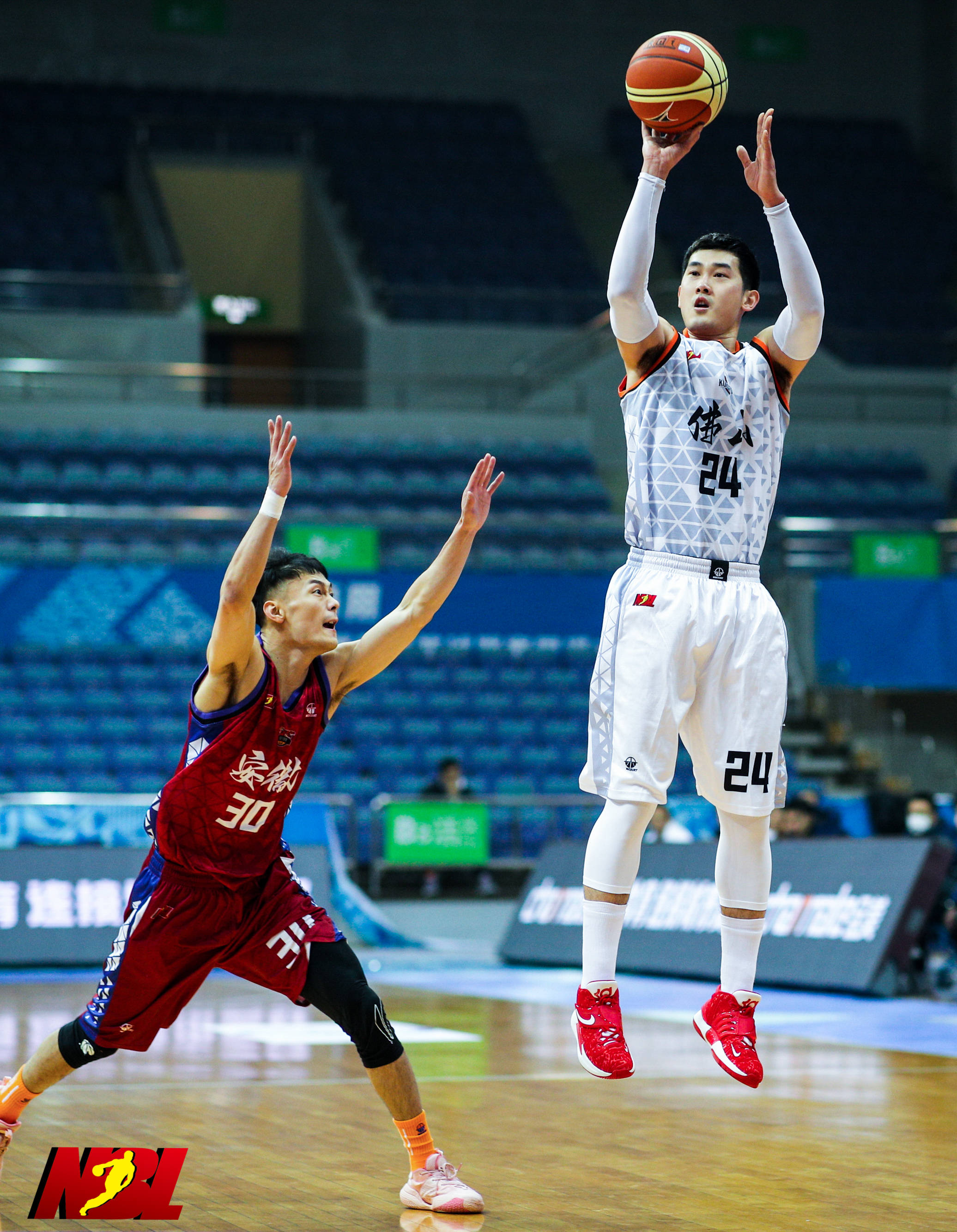 激烈比赛后球员尽显风采，精彩瞬间回放