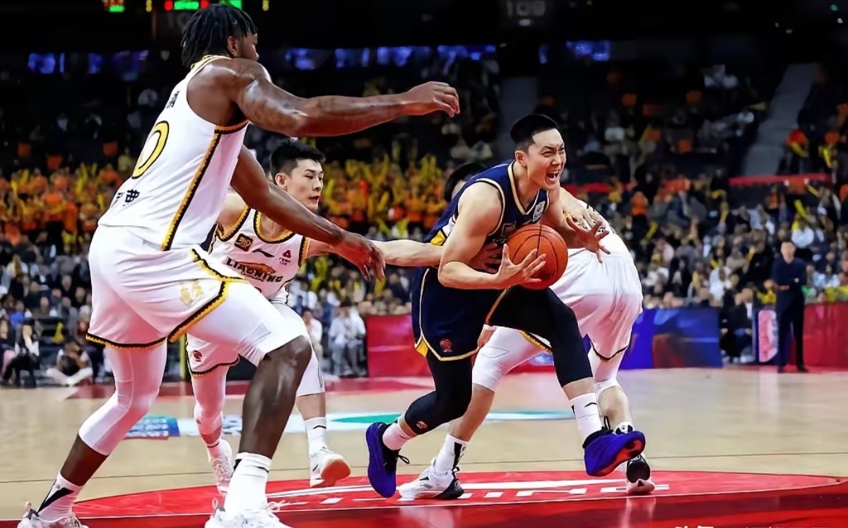 北京篮球队击败上海对手，力抢头名位置的简单介绍