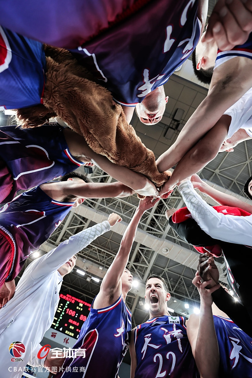 球员们在比赛中展现出团结和拼搏的精神