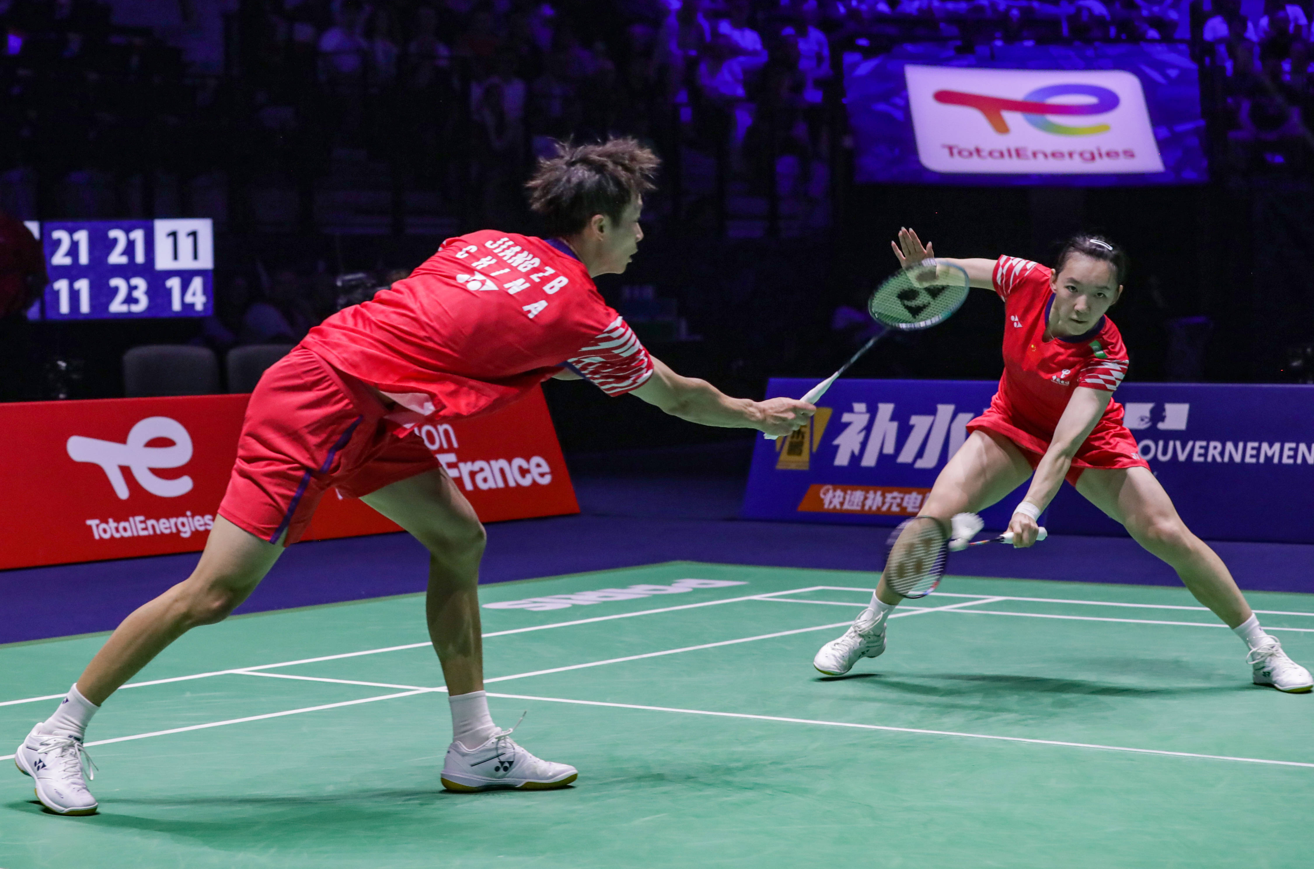 星空体育在线登录-羽毛球混双搭档默契配合轻松获胜