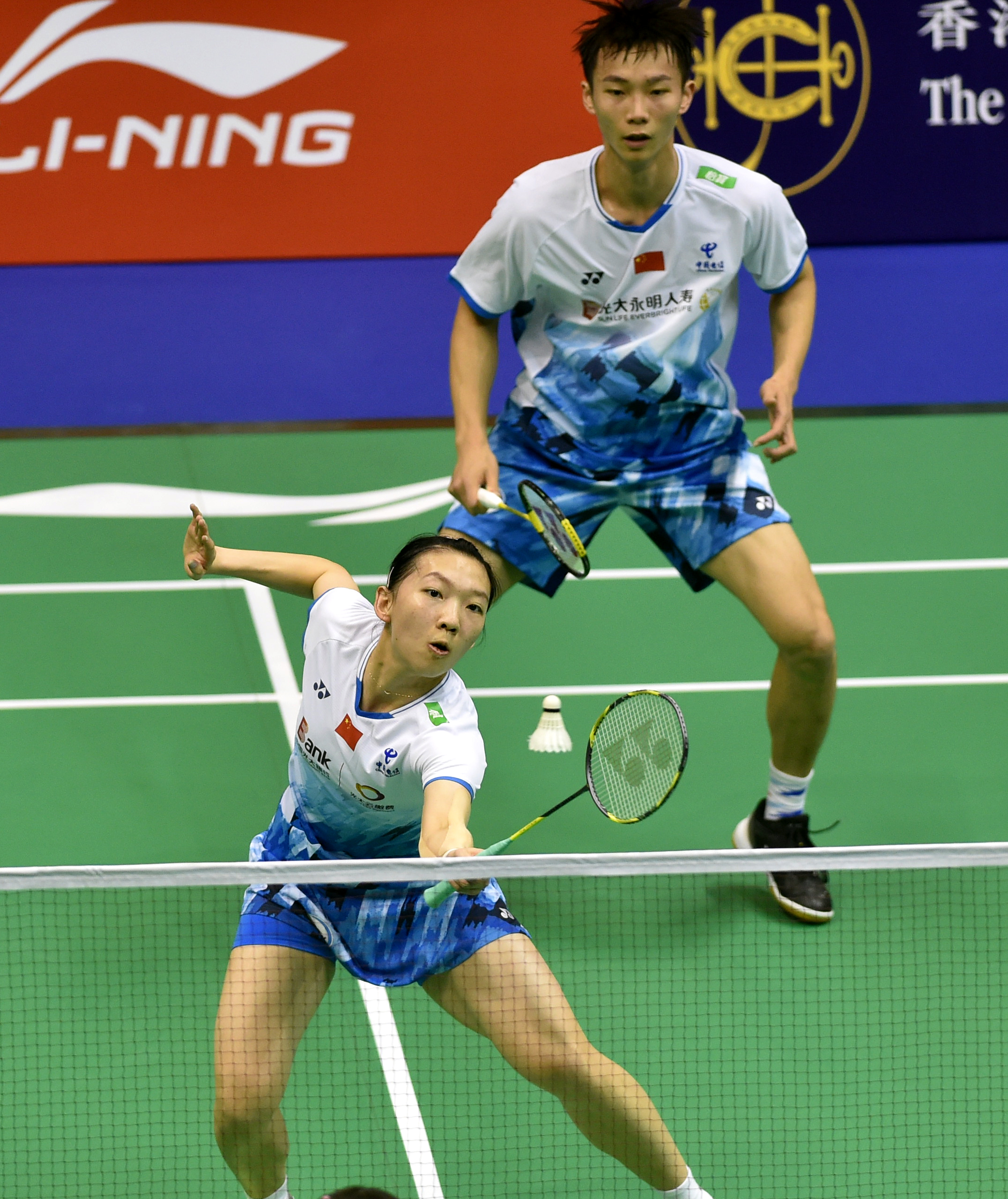 羽毛球混双搭档默契配合轻松获胜 羽毛球混双搭档默契配合轻松获胜