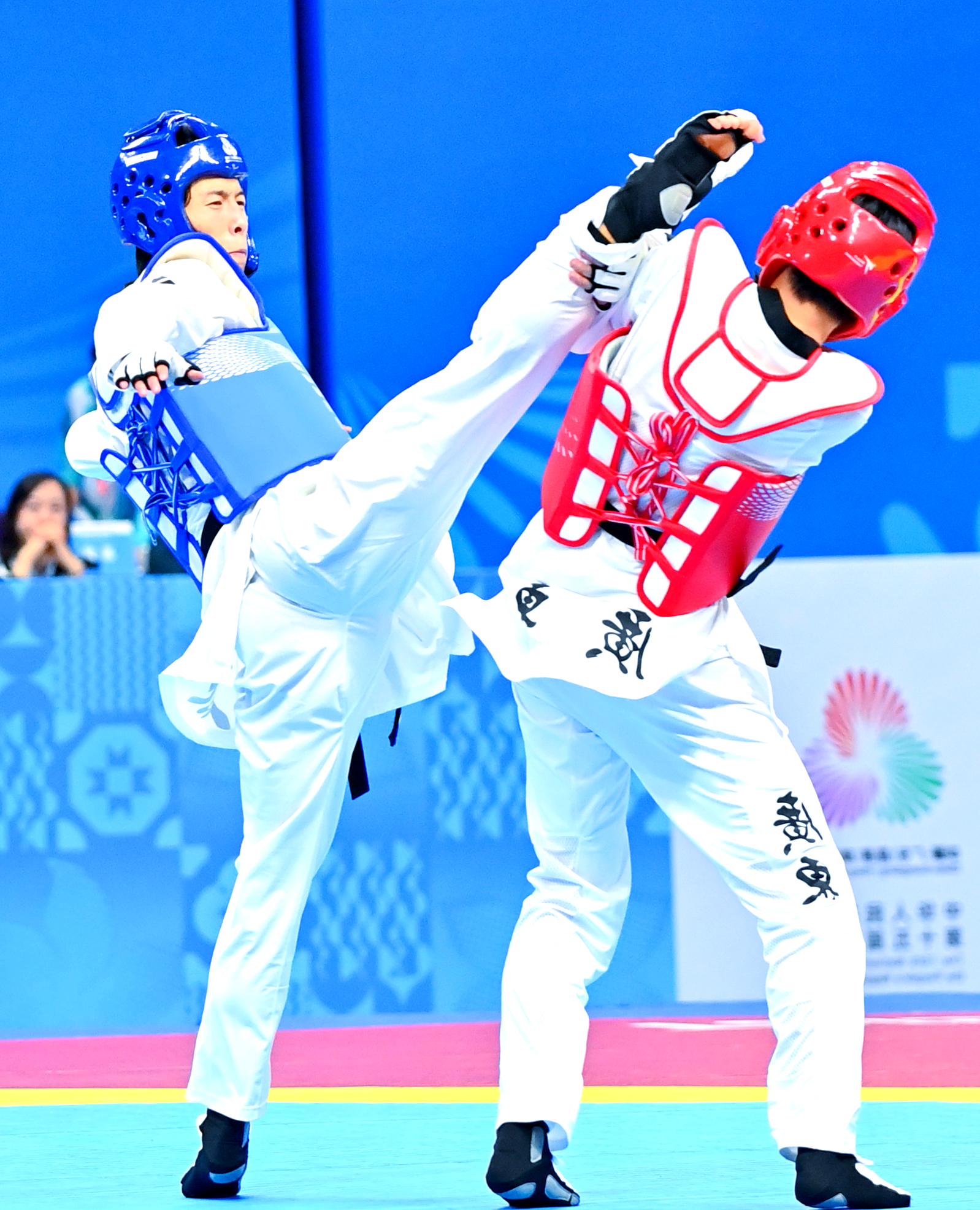 包含中国跆拳道选手力克对手夺得金牌，霸气十足的词条