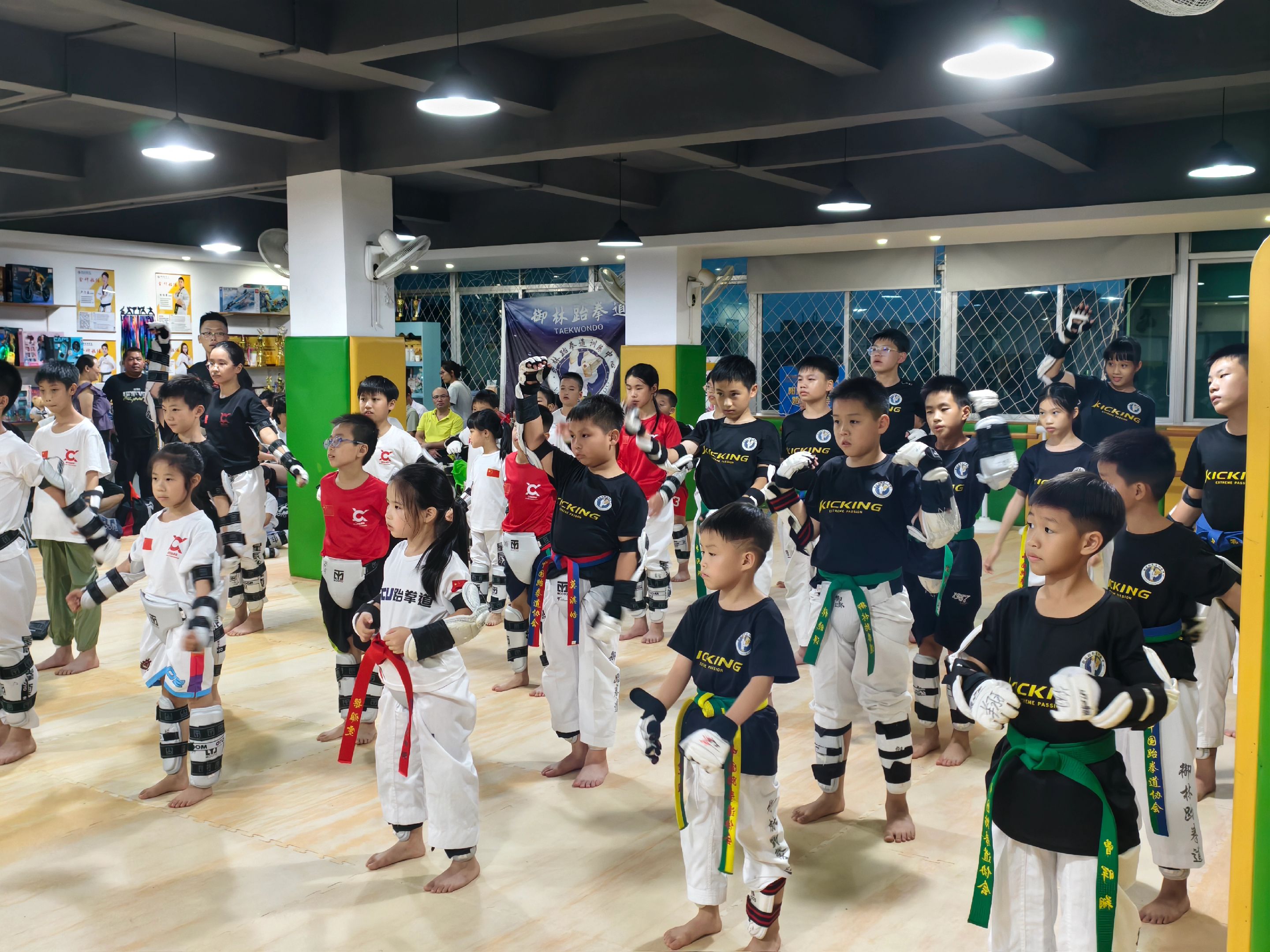 赛场上队员们拼尽全力，为了获得最终的胜利的简单介绍